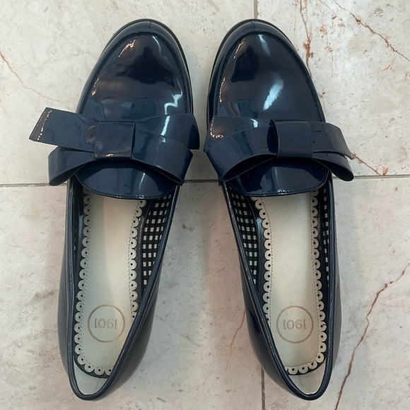NEW | 1901 Navy Patent Leather Loafers with Bows 🎀🎀 - Picture 2 of 14